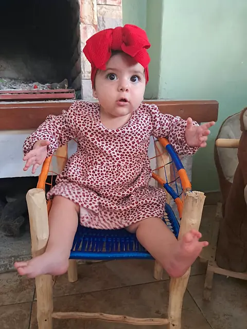 Sofía Anahí en su sillita
