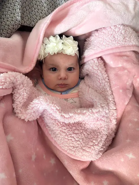 Sofía Anahí recién nacida en una cobija rosa